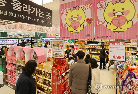 시민들이 대형마트에서 초콜릿 상품을 고르고 있다. <연합뉴스>